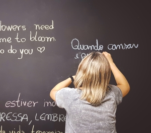 Spanish writing on a blackboard